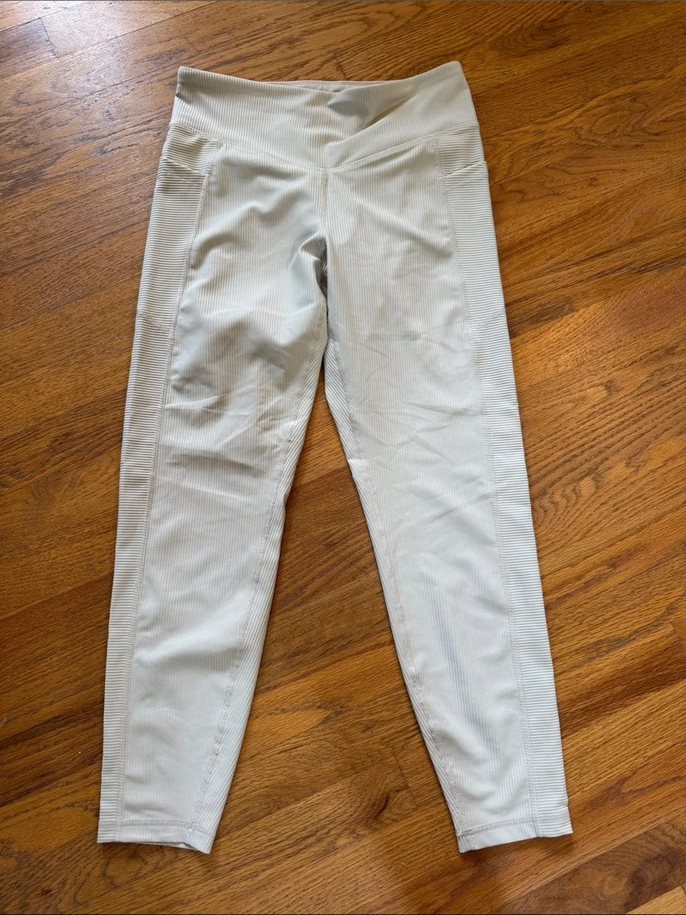 Old Navy Active Leggings, high rise with Side Panel Pockets. NEW!